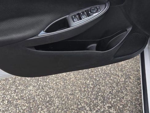 Used 2017 Chevrolet Malibu LT image 8