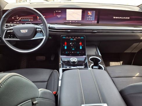 Used 2025 Cadillac Escalade ESV Premium Luxury RWD image 18