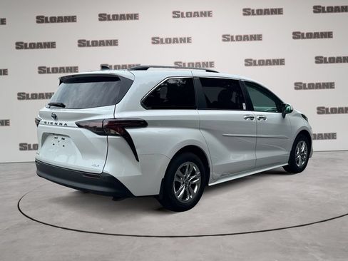 Used 2025 Toyota Sienna XLE w/ XLE Plus Package AWD/4WD image 5