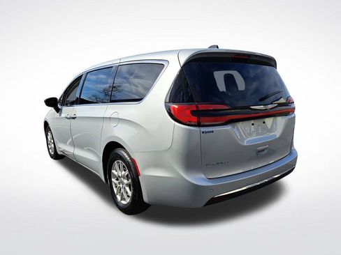Used 2024 Chrysler Pacifica Touring-L FWD image 5