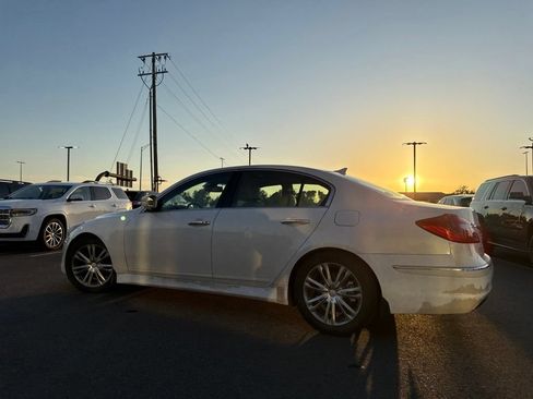 Used 2013 Hyundai Genesis 3.8 w/ Premium Pkg RWD image 13