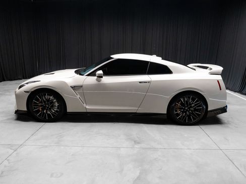 Used 2020 Nissan GT-R Premium AWD/4WD image 14