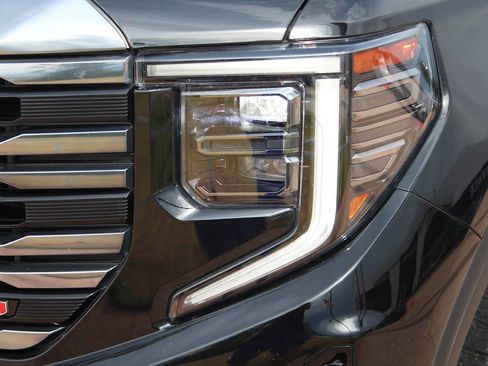 Used 2024 GMC Sierra 1500 AT4 w/ AT4 Premium Package AWD/4WD image 6