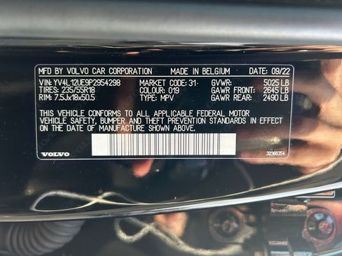 Used 2023 Volvo XC40 B5 Plus image 34