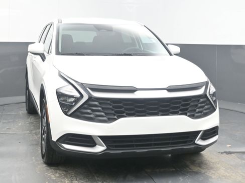 Used 2023 Kia Sportage LX image 3