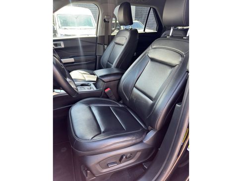 Used 2021 Ford Explorer XLT w/ Equipment Group 202A AWD/4WD image 14