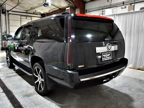 Used 2011 Cadillac Escalade ESV Luxury image 30