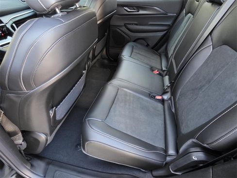 New 2025 Jeep Grand Cherokee Altitude image 9