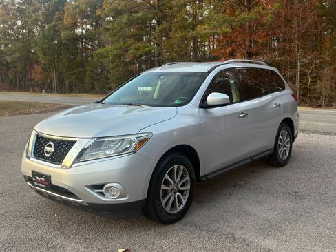 Used 2013 Nissan Pathfinder SV image 2