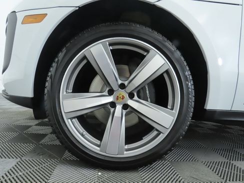 Certified 2025 Porsche Macan AWD/4WD image 33