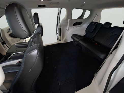 Used 2023 Chrysler Pacifica Touring-L AWD/4WD image 15