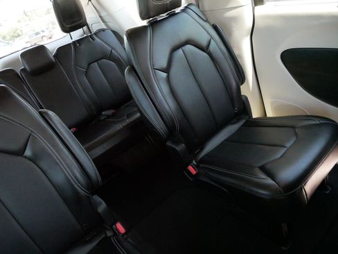 Used 2024 Chrysler Pacifica Touring-L FWD image 14