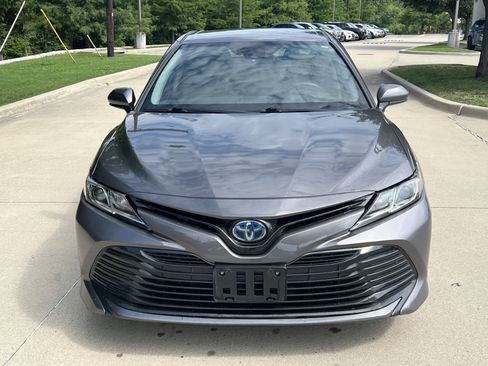 Used 2020 Toyota Camry LE FWD image 3