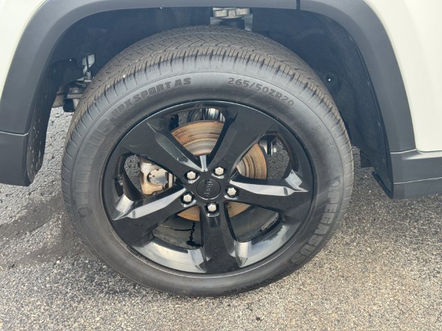 Used 2023 Jeep Grand Cherokee Limited w/ Black Appearance Package AWD/4WD image 12