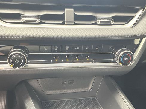 Used 2026 Chevrolet Equinox LT w/ Safety and Technology Package FWD image 20