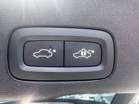 Certified 2023 Volvo XC60 B5 Ultimate w/ Climate Package FWD image 9