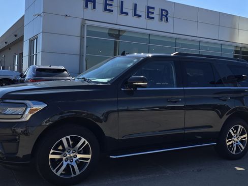 Used 2023 Ford Expedition XLT image 3