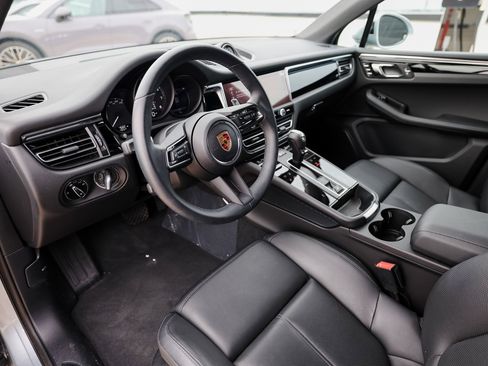Certified 2025 Porsche Macan image 4