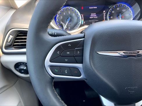 Used 2024 Chrysler Pacifica Touring-L FWD image 23