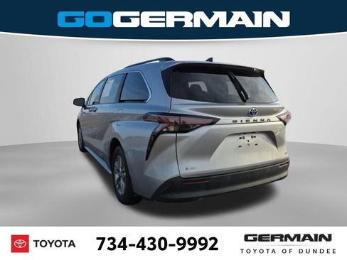 Used 2025 Toyota Sienna XLE image 10