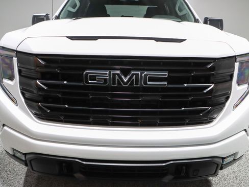 Used 2022 GMC Sierra 1500 Elevation w/ LPO, Elevation Black Package image 5
