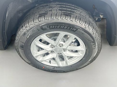 New 2025 Jeep Grand Cherokee Laredo X w/ Luxury Tech Group I image 16