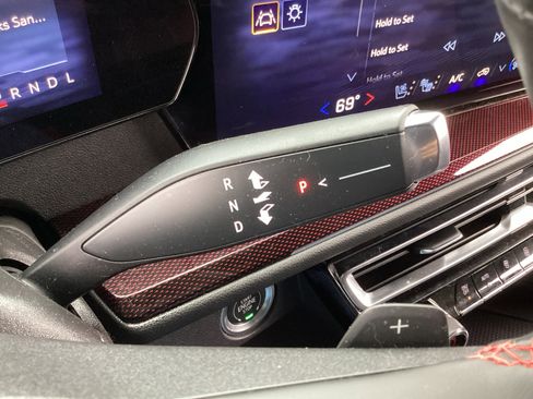 Used 2024 Chevrolet Traverse RS image 28