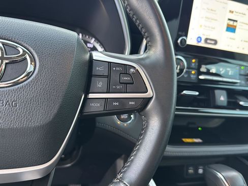 Used 2023 Toyota Highlander XLE FWD image 19