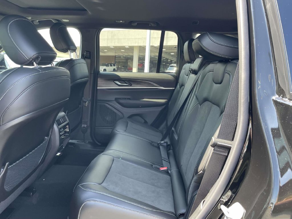 New 2027 Jeep Grand Cherokee Altitude RWD image 19