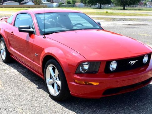 Used 2006 Ford Mustang GT image 2