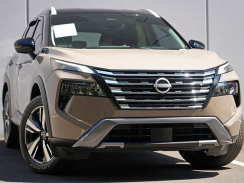 Used 2024 Nissan Rogue SL FWD image 2