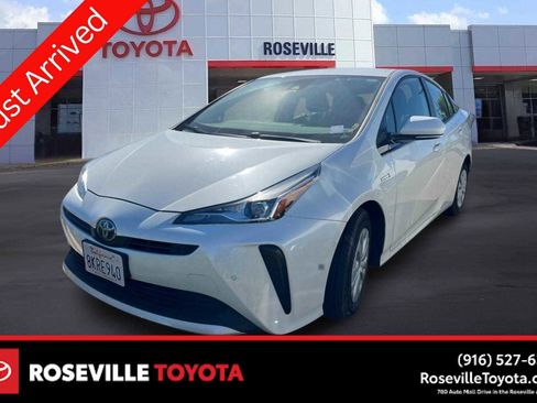 Used 2019 Toyota Prius LE image 1