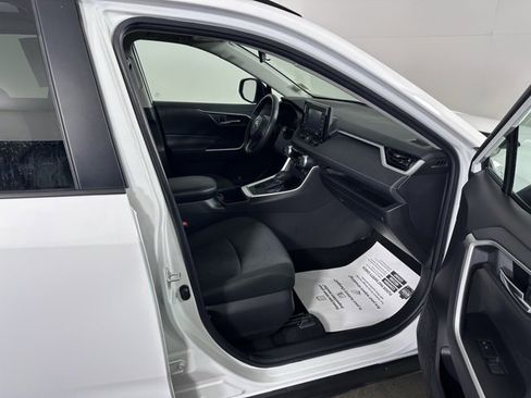 Used 2022 Toyota RAV4 XLE image 10