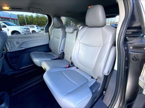 Used 2023 Toyota Sienna XLE image 21