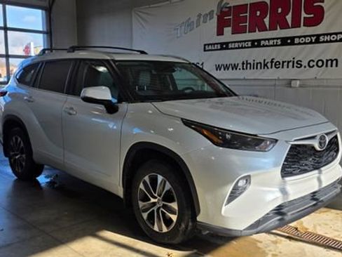 Used 2022 Toyota Highlander XLE image 9