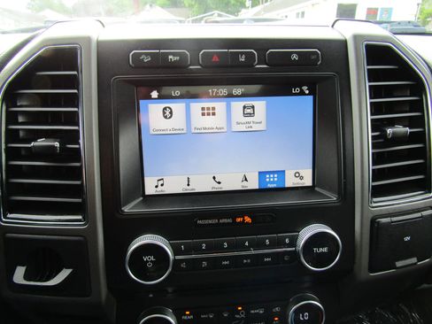 Used 2018 Ford Expedition XLT w/ Equipment Group 202A AWD/4WD image 28