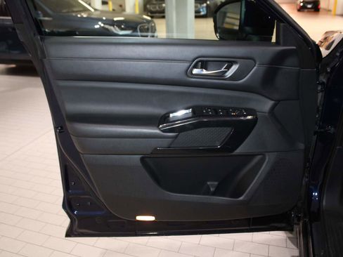 Used 2022 Nissan Pathfinder SV image 10