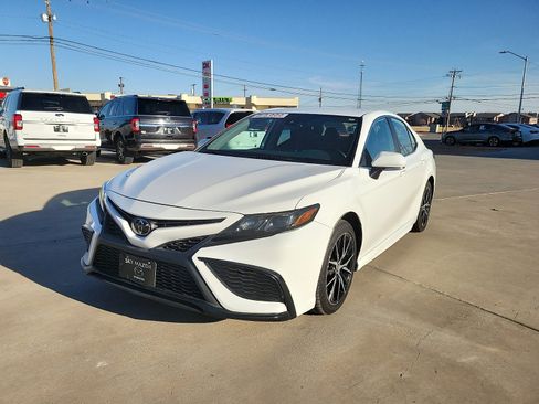 Used 2023 Toyota Camry SE image 3