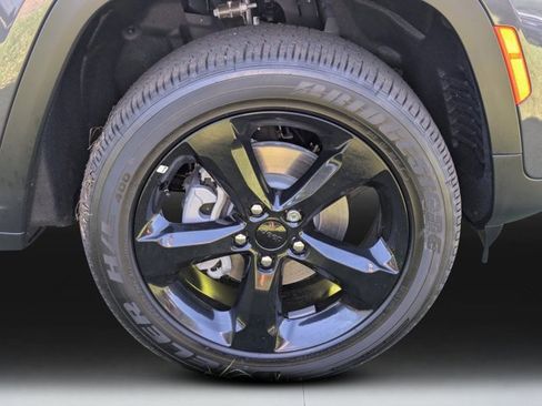 New 2025 Jeep Grand Cherokee Altitude image 9