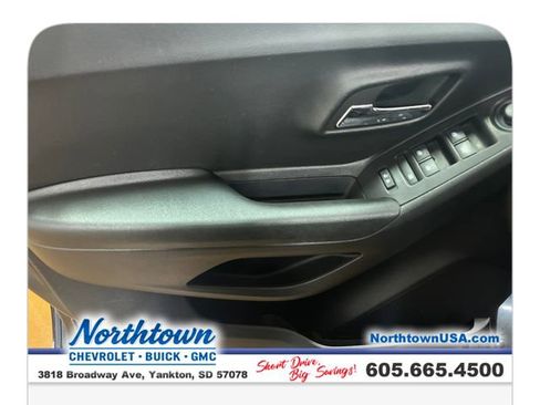 Used 2022 Chevrolet Trax LT w/ LT Convenience Package AWD/4WD image 17
