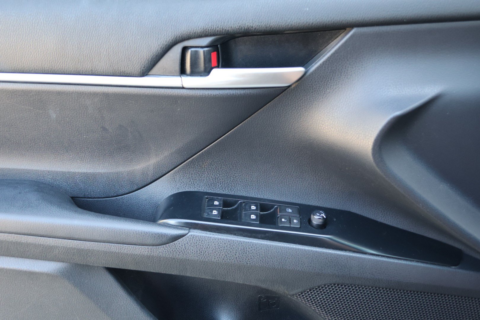 Used 2018 Toyota Camry SE FWD image 12