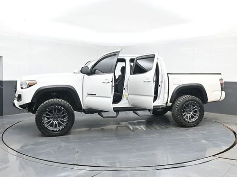 Used 2019 Toyota Tacoma TRD Off-Road w/ Technology Package AWD/4WD image 50