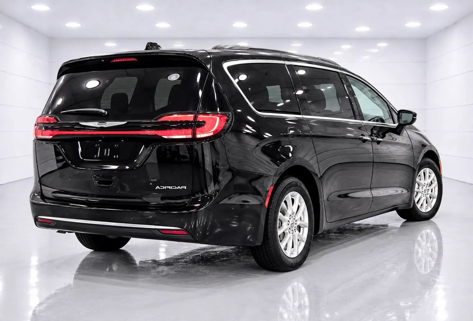 Used 2023 Chrysler Pacifica Touring-L FWD image 5