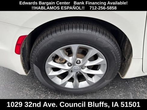 Used 2020 Chrysler Pacifica Limited w/ Tire & Wheel Group FWD image 8