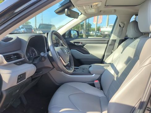 Used 2023 Toyota Highlander XLE image 9