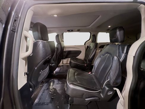 Used 2022 Chrysler Pacifica Limited FWD image 19