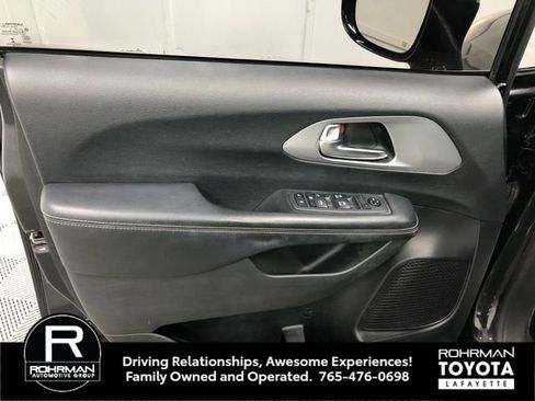 Used 2019 Chrysler Pacifica Touring-L w/ S Appearance Package FWD image 12