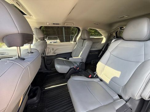 Used 2022 Toyota Sienna XLE FWD image 11