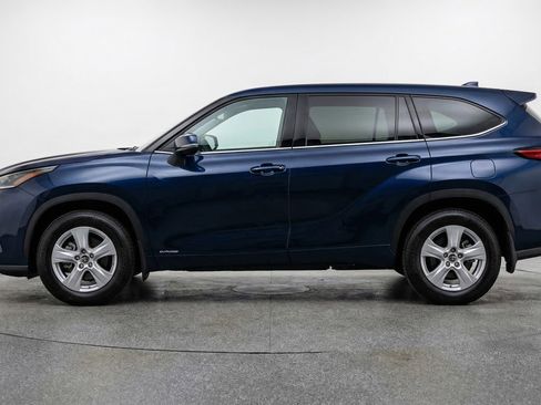 Used 2025 Toyota Highlander LE image 3