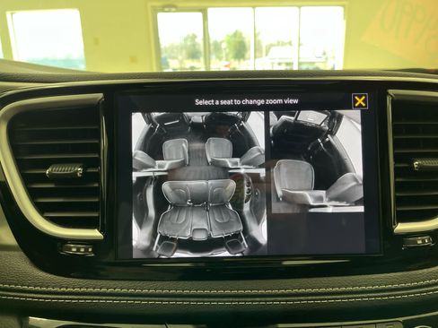 Used 2023 Chrysler Pacifica Limited w/ Uconnect Theater Family Group image 38